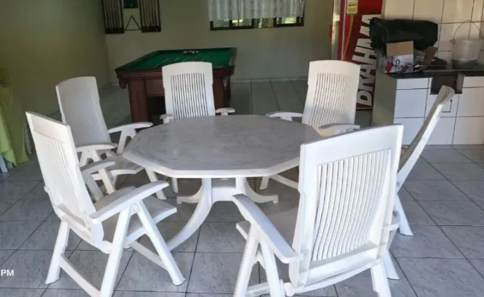 Mesa com 5 cadeiras espreguiçadeiras