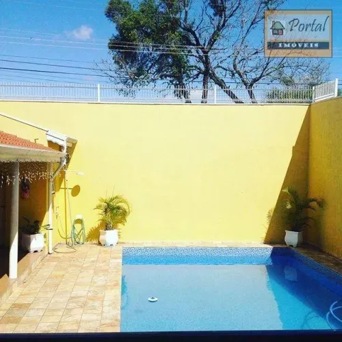 Casa com 3 dormitórios (1 suíte), área para festas com churrasqueira e piscina no bairro J