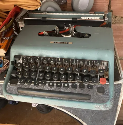 Máquina de escrever Olivetti letra 22