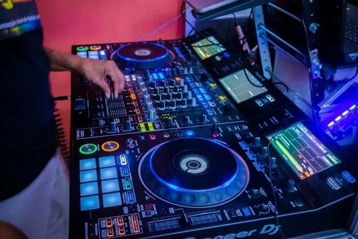 Aluguel de Som & Iluminação Profissional com ou sem DJ- Festas e Eventos no Rio