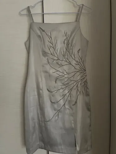 Vestido bordado com detalhes em pedrarias