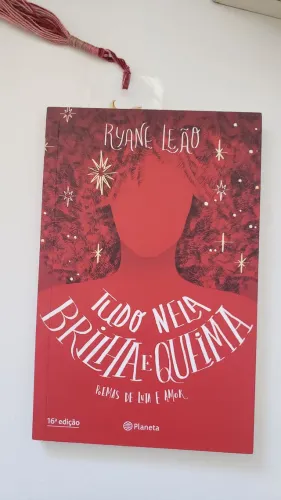 Livro Tudo nela Brilha e Queima