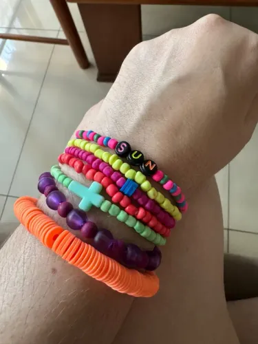 Pulseiras coloridas e divertidas