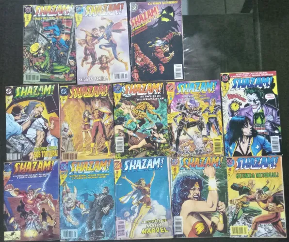 Doze quadrinhos formatinho abril jovem série completa do Shazam
