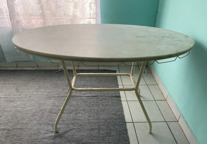 Mesa oval com tampo de marmore 