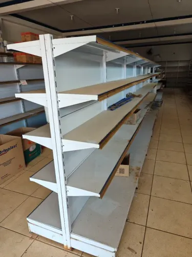 Gôndola para comércio em ótimo estado
