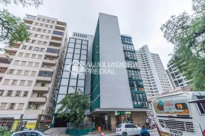 Em frente a Santa Casa na Praça Dom Feliciano sala comercial