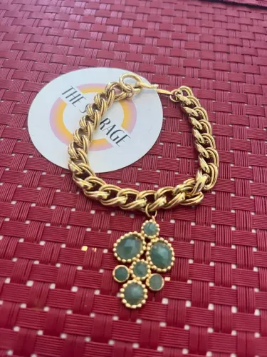 Pulseira semi joia corrente dourada com pingente pedras verdes