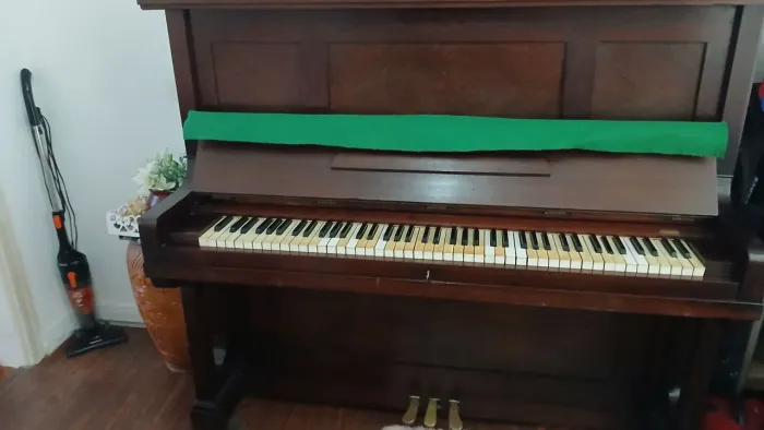 PIANO ANTIGO ÓTIMO ESTADO CEPOS DE METAL SOU DE PETRÓPOLIS