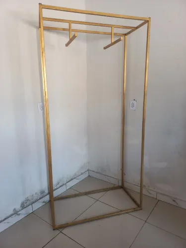 Arara de Roupa Dourada - Perfeita para sua Loja!
