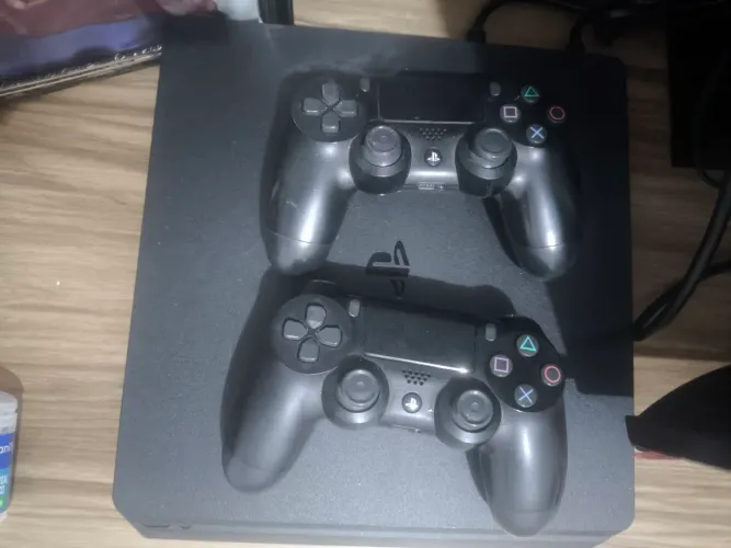 Vendo ps4 com duas manetes ou troco por notebook ou ps5 pago diferença