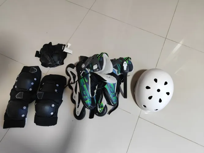 Kit completo de patinação: patins, proteção e capacete