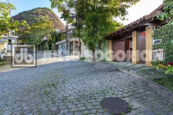 Laranjeiras - Rua segura e sossegada - Magnífica residência duplex em terreno plano - 3 Sa