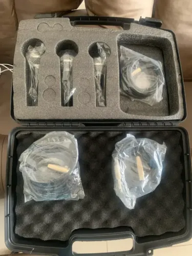 SEMI-NOVOS: 3 MICROFONES, 3 CABOS E MALETA