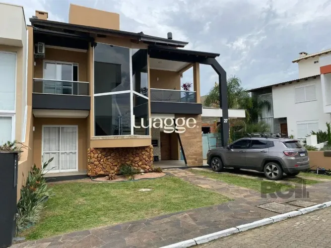 Casa em condominio com excelente padrão construtivo, possui 3 dormitórios, sendo 1 suíte m
