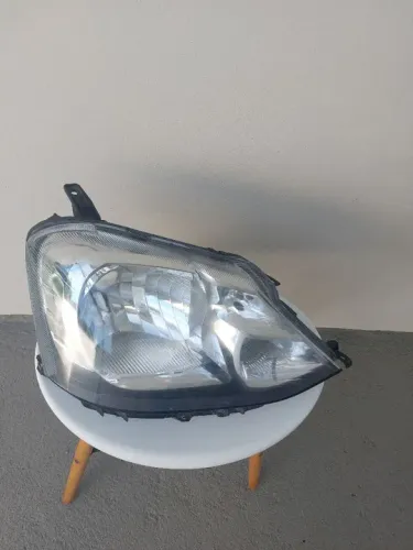 Farol direito Toyota Etios Hatch sedan original recuperado carcaça preta