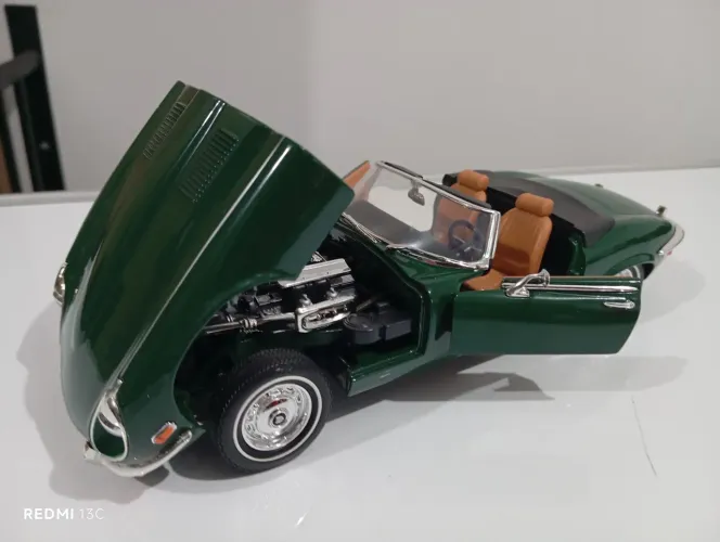 Top Miniatura Jaguar E-Type 1971 - Road Signature - escala 1/18