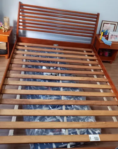 Cama Tok&Stok Madeira Mogno com Cabeceira Madeira