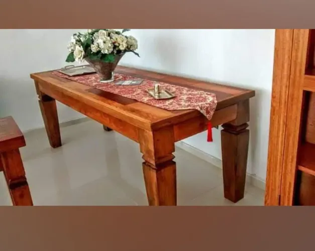 Mesas em madeira de lei maciça e Nobre 