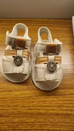 Sandálias infantis com detalhes em couro