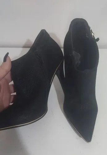 Bota Ramarim de salto preta com detalhes dourados