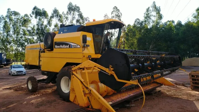 Colheitadeira New Holland TC57 ano 2008 com plataforma de soja 19 pés 