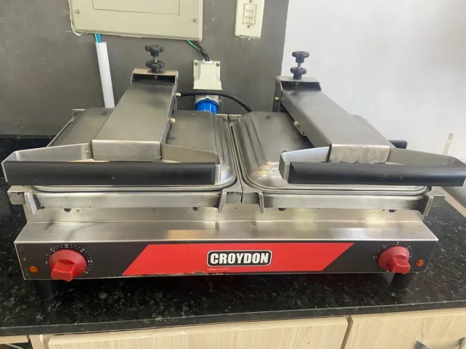 Sanduicheira Croydon Elétrica Dupla Chapa Lisa - 220V