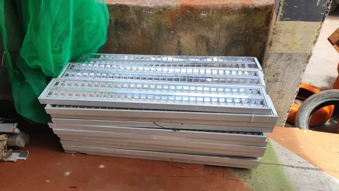 Luminária calha sobrepor com lâmpada T8 1,20 cm