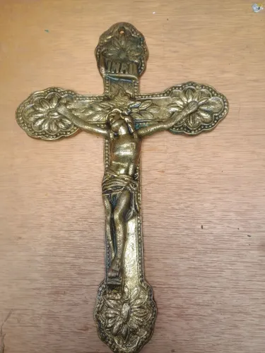 Crucifixo antigo de bronze Dourado