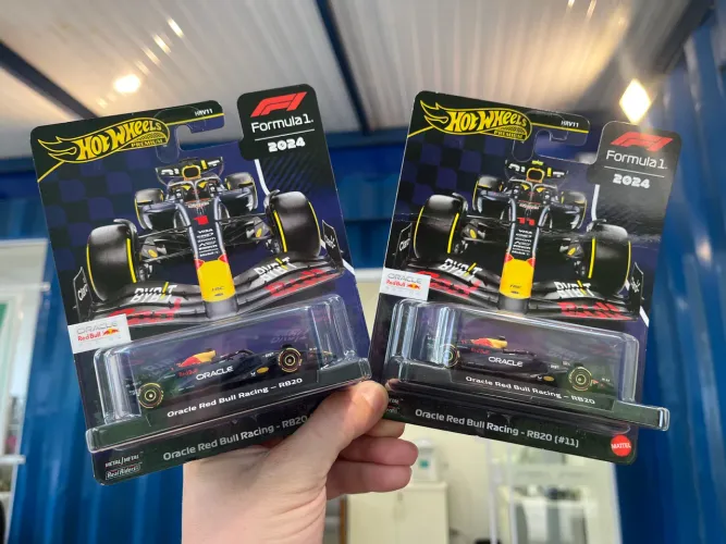 Hot Wheels Fórmula 1 Oracle Red Bull Racing RB20 Sergio Perez + Max verstappen.