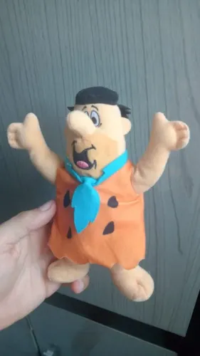 Boneco pelúcia fred os flinstones