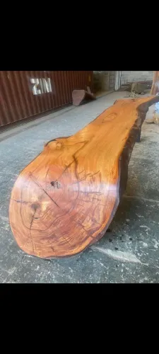 Mesa de madeira rústica com design único