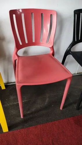Cadeira de plástico vermelha da Tramontina