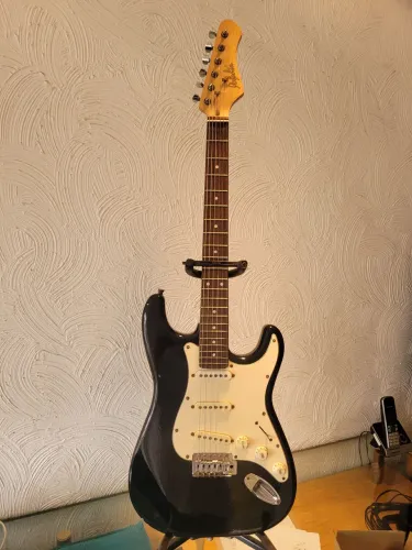 GUITARRA DOLPHIN STRATO ANTIGA, EXCELENTE ESTADO DE CONSERVAÇÃO, CORDAS NOVAS 09 DADDARIO