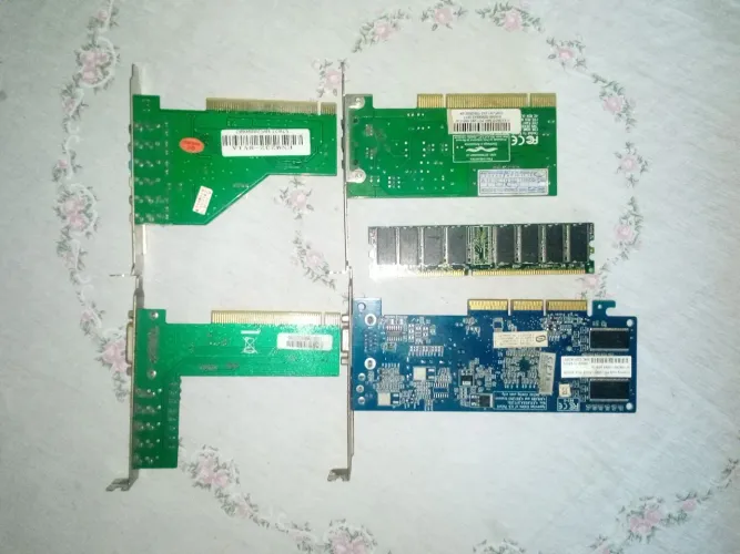 Placas de computador antigas no estado