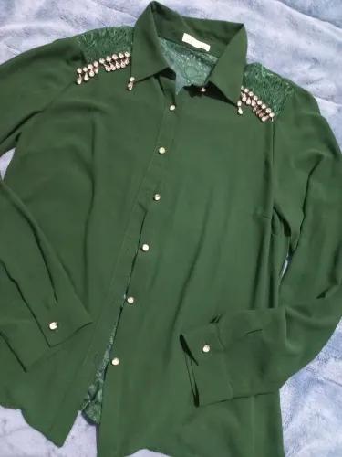 Camisas novas com detalhes e cristais