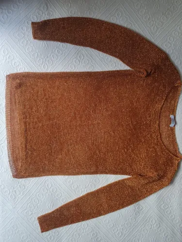 Blusa brilhante dourada.