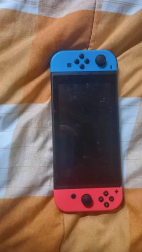 Vendo nintendo switch  v2  na caixa com 6 mídias físicas  e 28 jogos digitas não é desbloq