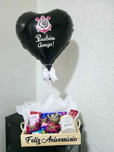 Balão e cesta de presente para aniversário