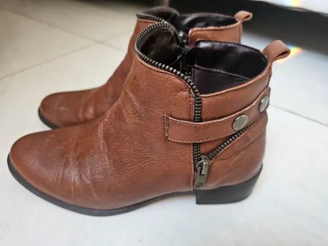 Bota de Couro Moscardini Marrom com Zíper 34