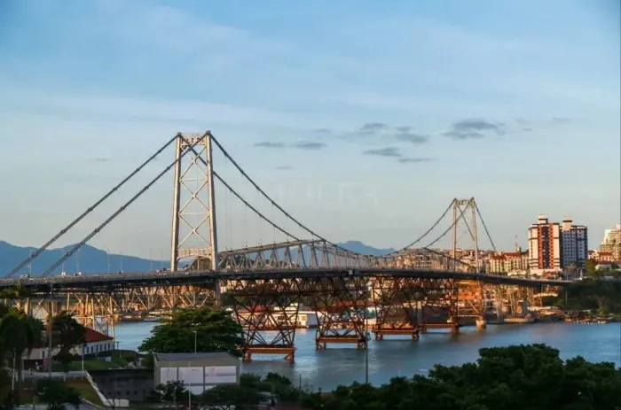 Terreno à venda próximo a ponte Hercílio Luz, Estreito, em Florianópolis, SC