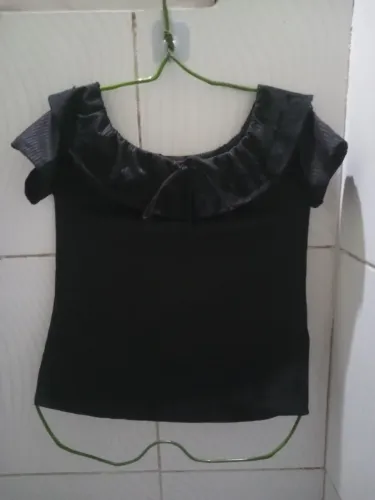 Blusa Preta com babados Feminino M 