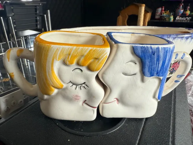 2 xícaras com cachepô de cerâmica 