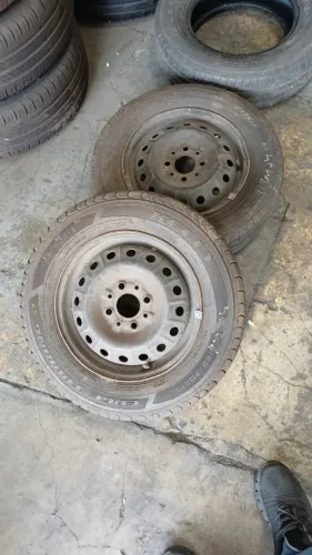 2 rodas de uno aro 13  Pneu ruim 