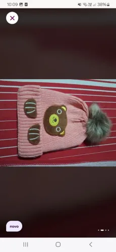 Touca de bebê com detalhes de urso