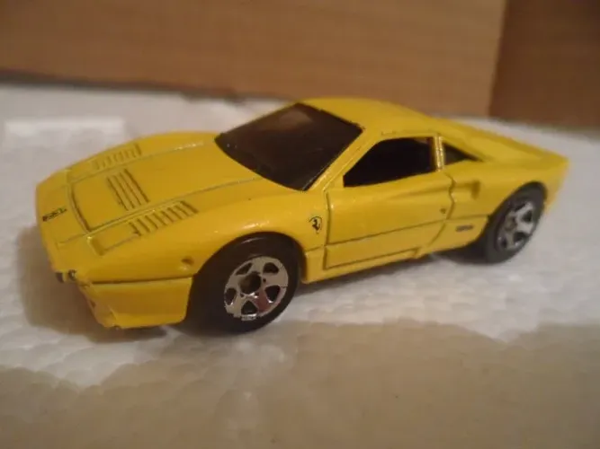 Miniatura Hot Wheels Ferrari 288 GTO amarelo 1/64 loose
