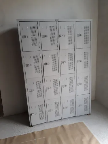 ROUPEIRO- AÇO 16 PORTAS 1.100,00 TEMOS APENAS UM ROUPEIRO