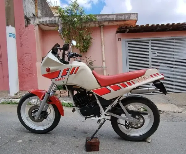 TDR 180 branca e vermelha, clássica Yamaha 2 Tempos. 