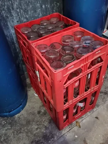 Caso de vidro de coca cola e engradado