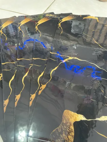 Placa Adesiva Mármore Preto com Veios Dourados